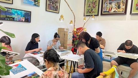 Lớp học thêu len miễn phí giúp trẻ khuyết tật 