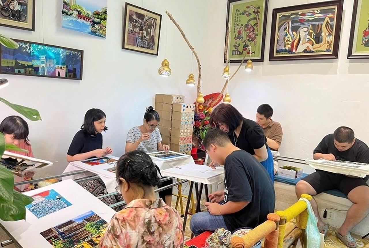 Lớp học thêu len miễn phí giúp trẻ khuyết tật 