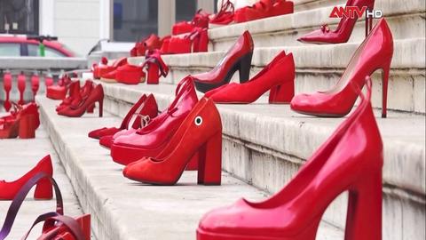 Thông điệp từ những đôi giày đỏ