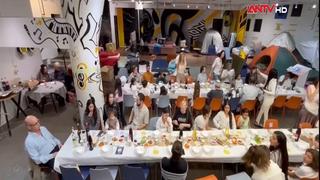 Người Israel cử hành Lễ Vượt Qua trong bãi đậu xe giữa chiến tranh