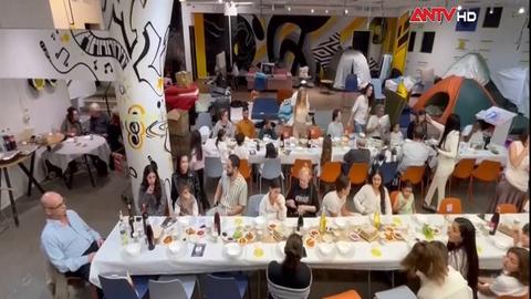 Người Israel cử hành Lễ Vượt Qua trong bãi đậu xe giữa chiến tranh