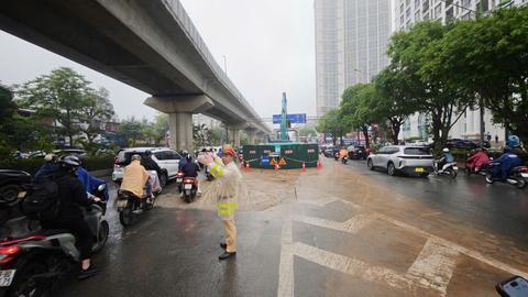 Hà Nội: Linh hoạt điều tiết giao thông tại công trình chống ngập