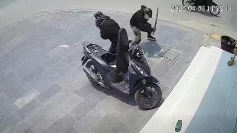 Truy tìm 2 người bịt mặt dùng gậy tấn công phụ nữ giữa phố Truy tìm 2 người bịt mặt dùng gậy tấn công phụ nữ giữa phố