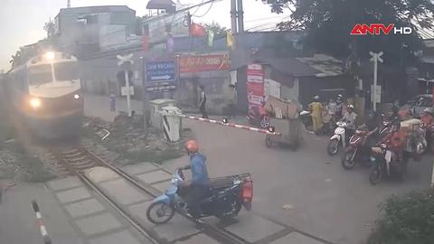 Tài xế xe máy 'cướp đường' tàu hỏa ở Hà Nội