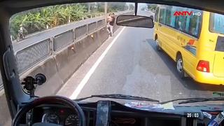 Tài xế xe tải cứu bé gái 2 tuổi giữa quốc lộ  