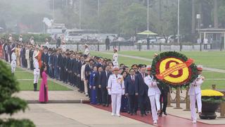 Lãnh đạo Đảng, Nhà nước và các đại biểu Quốc hội vào Lăng viếng Chủ tịch Hồ Chí Minh