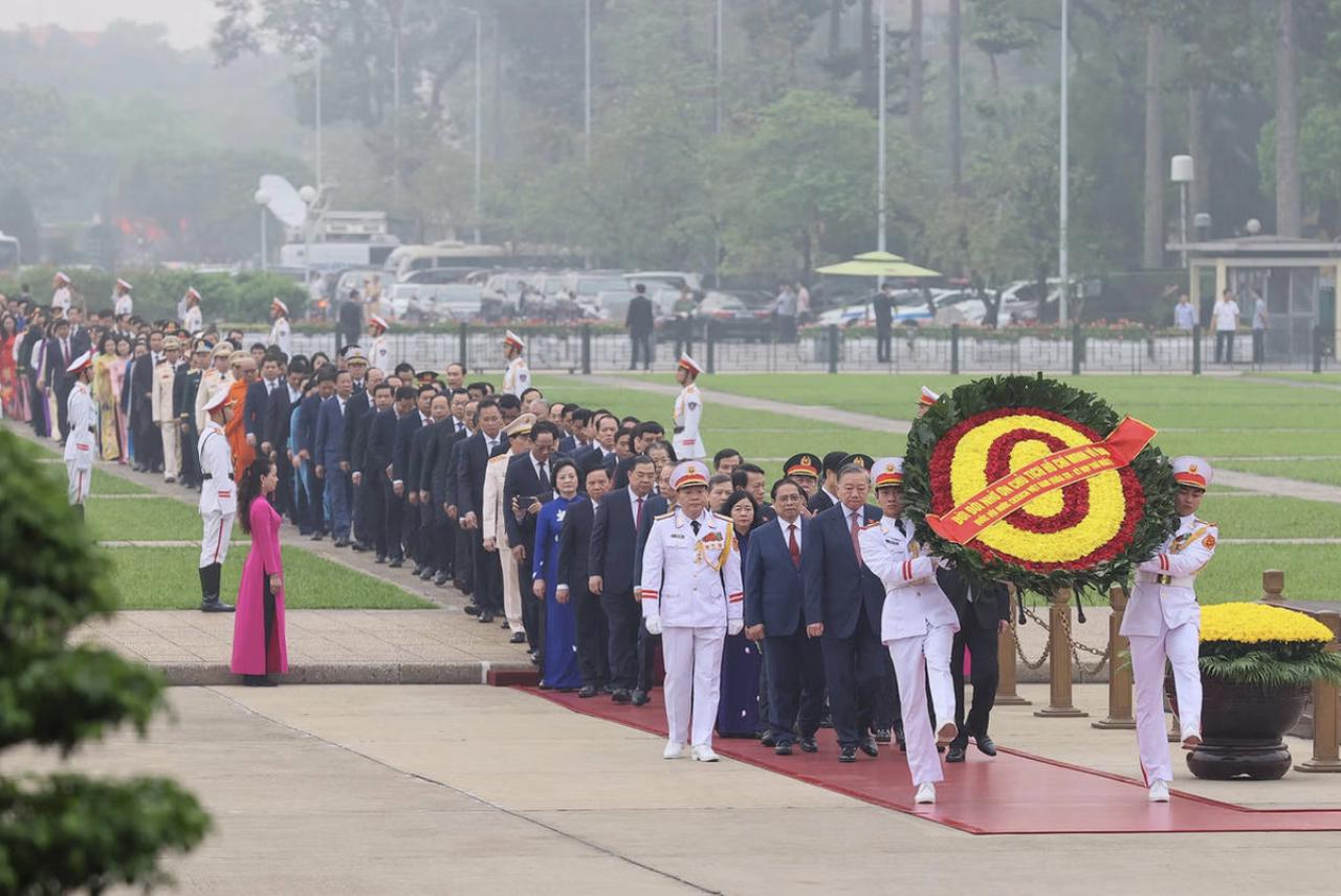 Lãnh đạo Đảng, Nhà nước và các đại biểu Quốc hội vào Lăng viếng Chủ tịch Hồ Chí Minh
