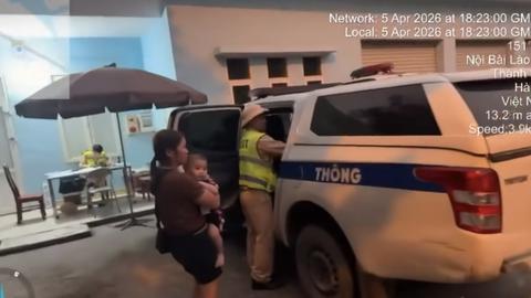 CSGT hỗ trợ đưa bé bị đứt lìa ngón tay đi cấp cứu