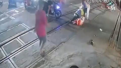 Làm rõ vụ vượt rào chắn tàu, hành hung nhân viên đường sắt