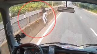 Cảm phục tài xế kịp dừng xe giữa quốc lộ cứu bé gái