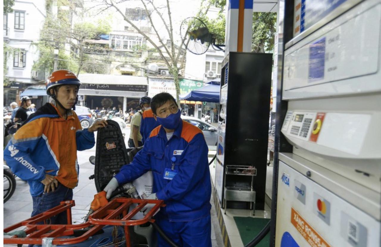 Tiếp tục các giải pháp đảm bảo nguồn cung và bình ổn giá xăng dầu