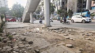 Vỉa hè xuống cấp gây nguy hiểm cho người đi bộ