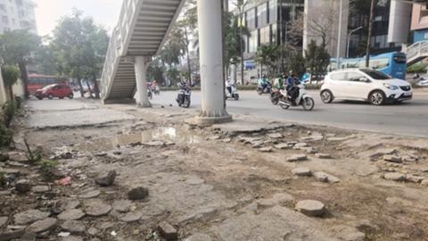 Vỉa hè xuống cấp gây nguy hiểm cho người đi bộ