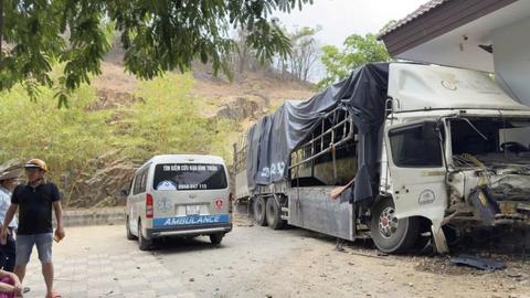 Xe tải trên núi cao lao vào xưởng cơ khí khiến 3 người chết