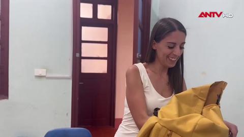 Công an phường Sa Pa nhanh chóng trao trả tài sản cho du khách nước ngoài