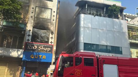 Dập tắt đám cháy ngôi nhà 4 tầng trên đường Lê Hồng Phong