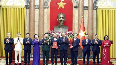 Tổng Bí thư, Chủ tịch nước Tô Lâm trao quyết định bổ nhiệm các thành viên Chính phủ nhiệm kỳ 2026-2031