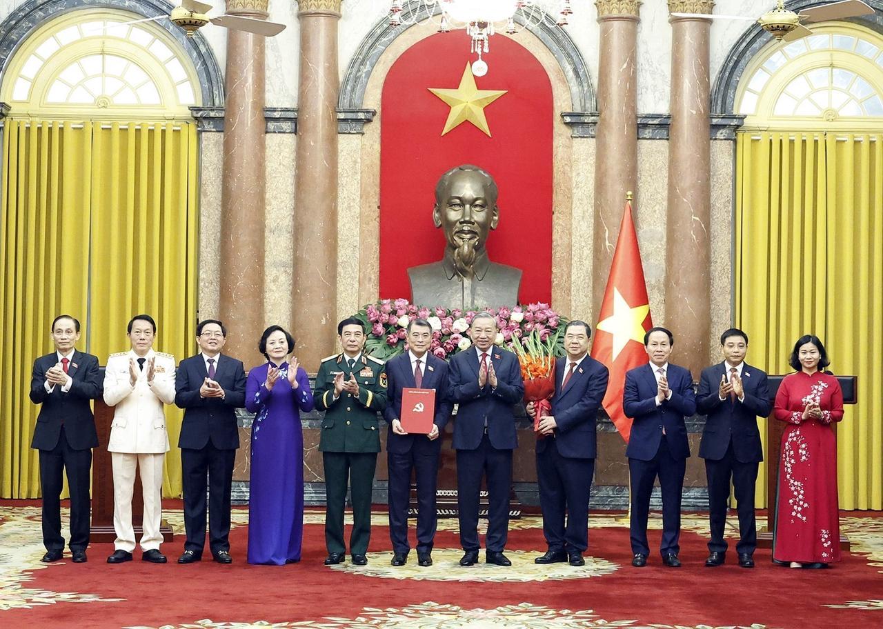 Tổng Bí thư, Chủ tịch nước Tô Lâm trao quyết định bổ nhiệm các thành viên Chính phủ nhiệm kỳ 2026-2031