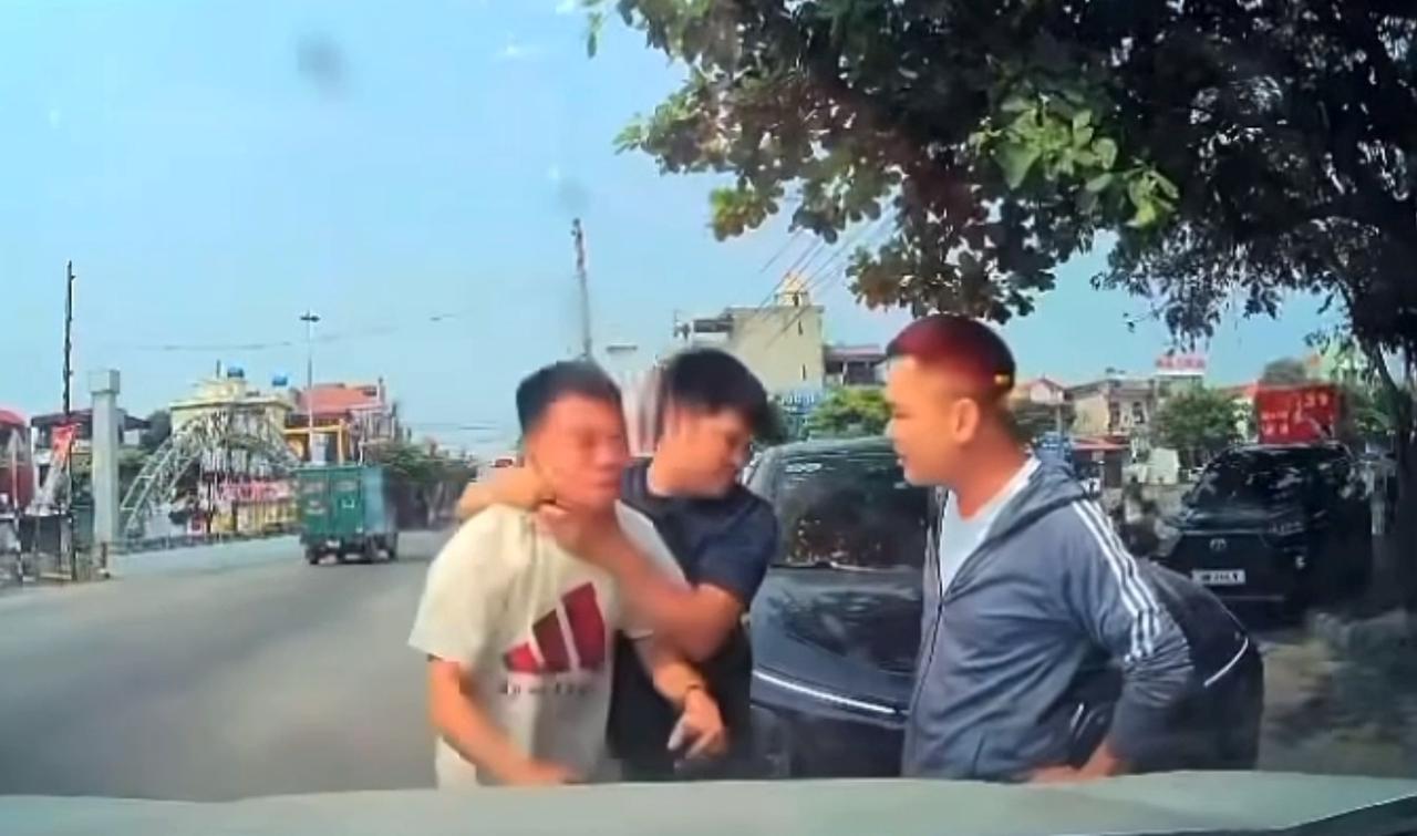 Thanh Hóa: Xác minh clip tài xế ô tô bóp cổ, đánh người