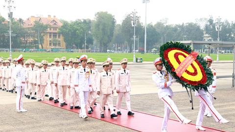 Đoàn đại biểu lực lượng Tham mưu Công an nhân dân vào Lăng viếng Bác