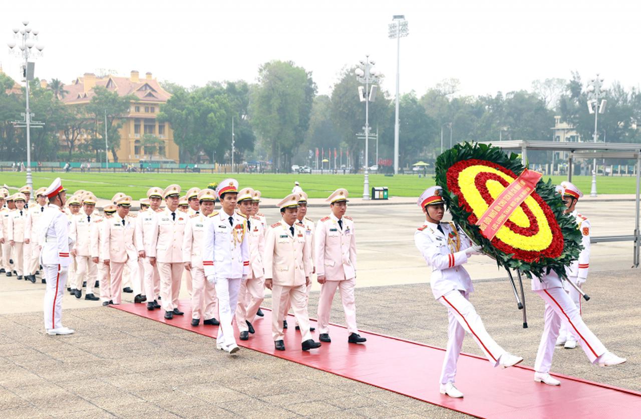Đoàn đại biểu lực lượng Tham mưu Công an nhân dân vào Lăng viếng Bác