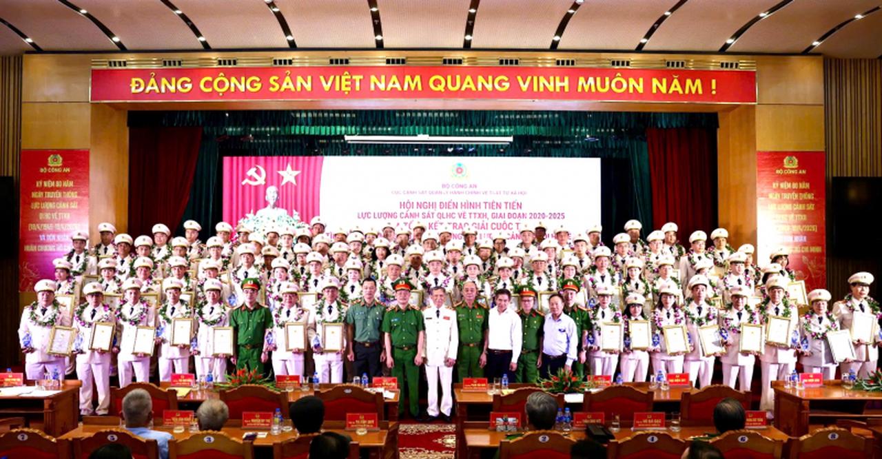 Tôn vinh điển hình tiên tiến lực lượng Cảnh sát QLHC về TTXH