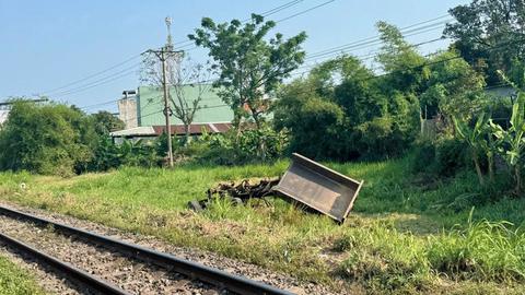 Công nông bị tàu hoả tông tại lối đi tự mở, 3 người thương vong