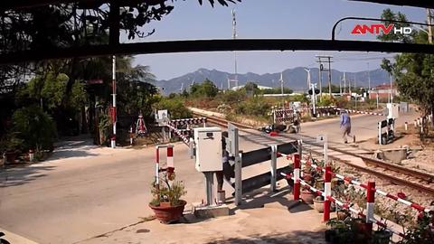 CSGT bí mật ghi hình vi phạm giao thông đường sắt