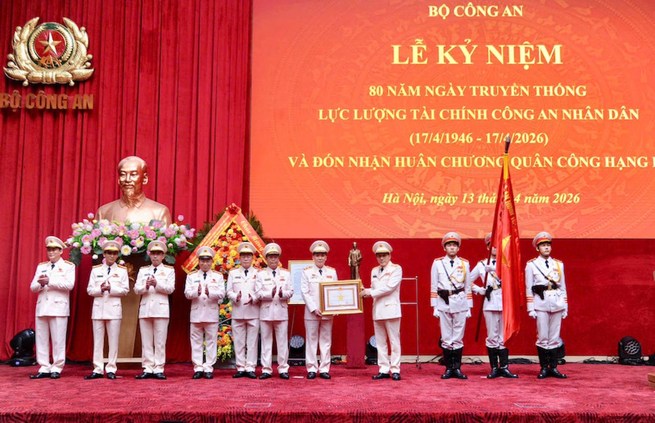 Cục Kế hoạch và Tài chính đón nhận Huân chương Quân công hạng Ba 