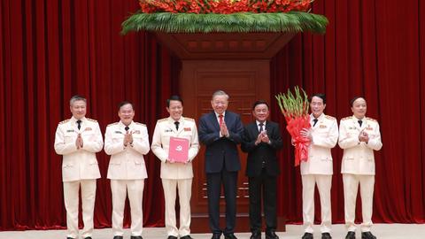 Hội nghị công bố Quyết định của Bộ Chính trị về công tác cán bộ