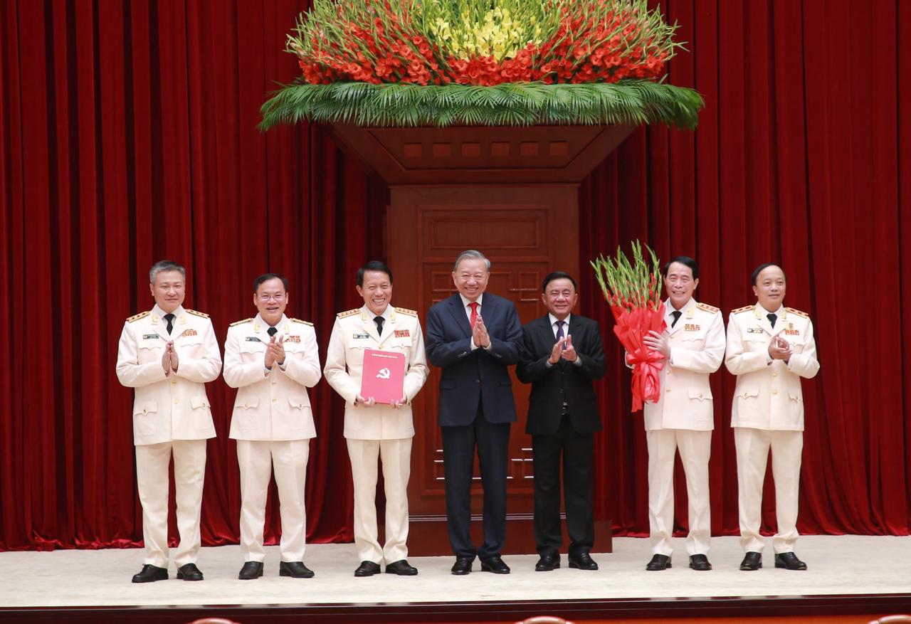 Hội nghị công bố Quyết định của Bộ Chính trị về công tác cán bộ