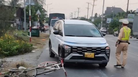 Đạp xe tập thể dục, 2 người thương vong do ô tô đâm