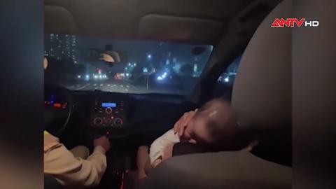 CSGT đưa cháu bé đi cấp cứu trong đêm