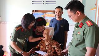 Điểm tựa của Mẹ Việt Nam anh hùng