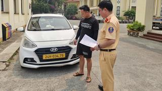 Lái xe bị xử phạt vì để trẻ em đu bám nhoài ra cửa xe 