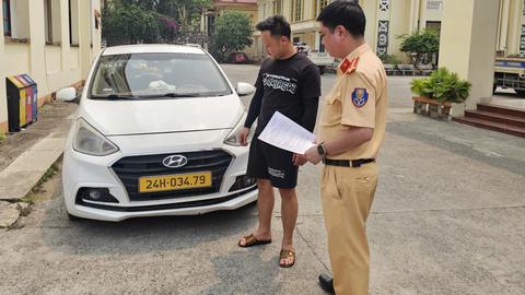 Lái xe bị xử phạt vì để trẻ em đu bám nhoài ra cửa xe 