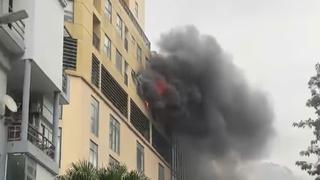 Cháy căn hộ chung cư trên phố Vương Thừa Vũ