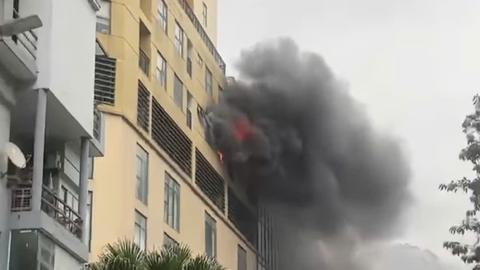 Cháy căn hộ chung cư trên phố Vương Thừa Vũ