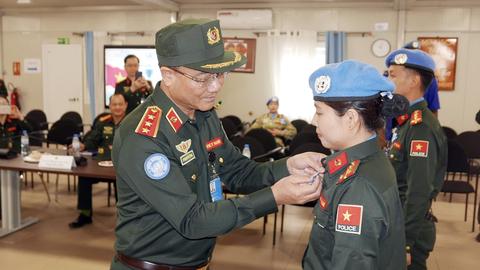 Trao Huy chương Vì sự nghiệp gìn giữ hoà bình Liên hợp quốc tặng 6 sĩ quan Công an Việt Nam