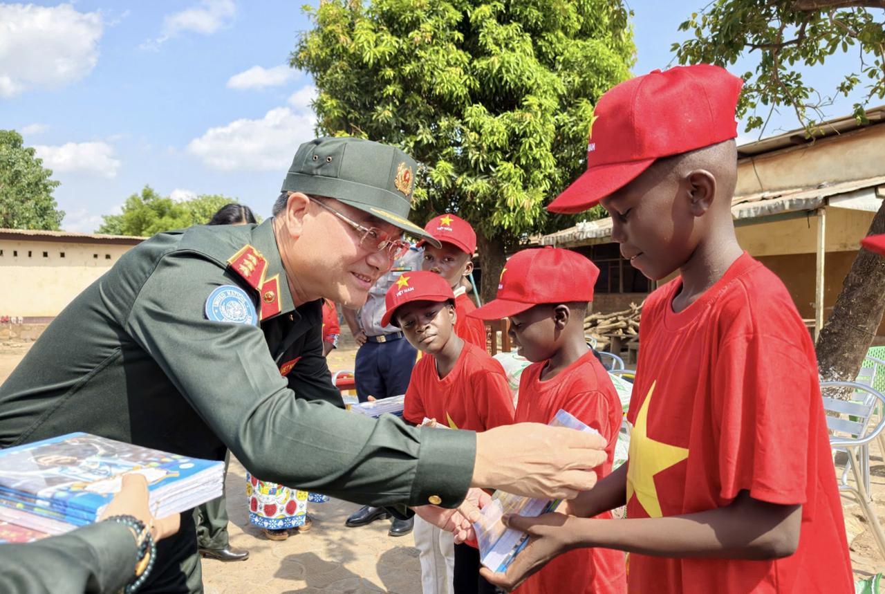 Công an Việt Nam lan toả tinh thần vì cộng đồng tại Cộng hoà Trung Phi 