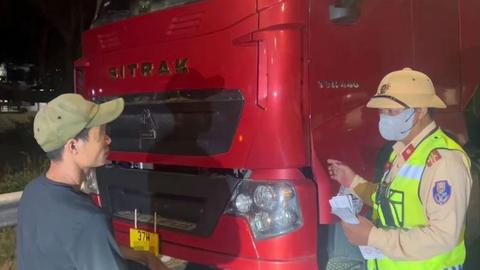 Không có bằng lái vẫn điều khiển xe đầu kéo trên cao tốc