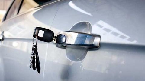  Bé gái 2 tuổi tử vong do bị để quên trên ô tô