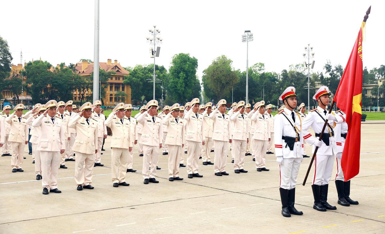 Đoàn đại biểu lực lượng Cảnh sát Hình sự báo công tại Lăng Chủ tịch Hồ Chí Minh