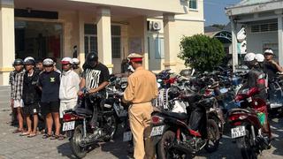 Triệu tập nhóm dàn hàng chạy xe, ném bột vào người đi đường