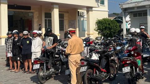 Triệu tập nhóm dàn hàng chạy xe, ném bột vào người đi đường