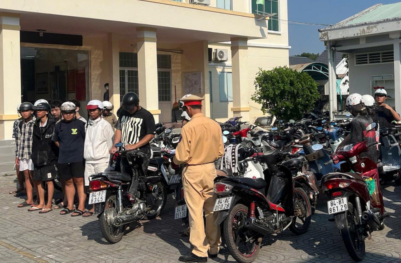 Triệu tập nhóm dàn hàng chạy xe, ném bột vào người đi đường