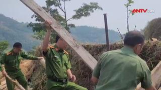 Công an xã giúp dân khắc phục hậu quả giông lốc