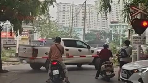 Xử phạt tài xế xe bán tải cố vượt rào chắn tàu hỏa 