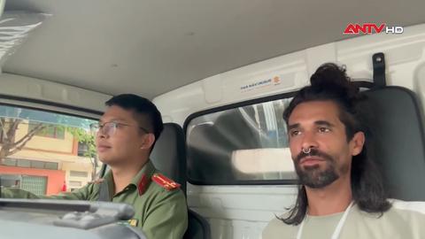  Công an xã Y Tý xuyên đêm đưa du khách nước ngoài đi cấp cứu