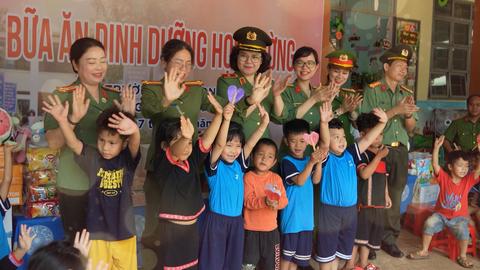 Phụ nữ CAND đồng hành cùng phụ nữ biên cương